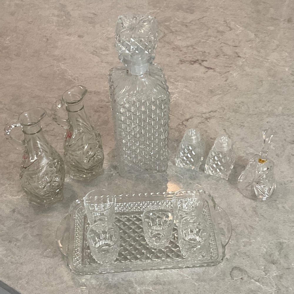 Elegant Crystal Decanter Set with Glasses (v)